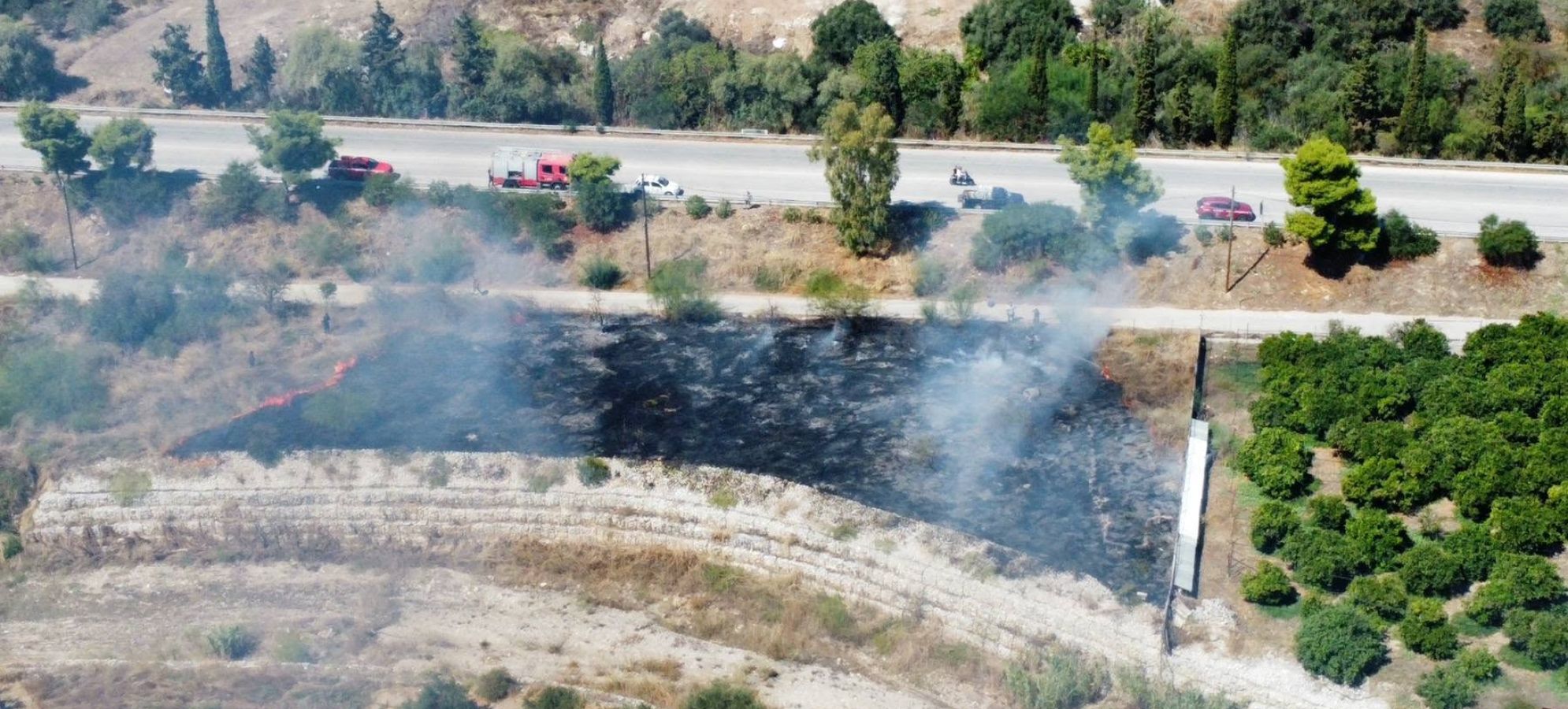 Πυρκαγιά στην Κόρινθο: Υπό έλεγχο η φωτιά στην Εθνική Οδό – Επιχείρησε ο «Διγενής»